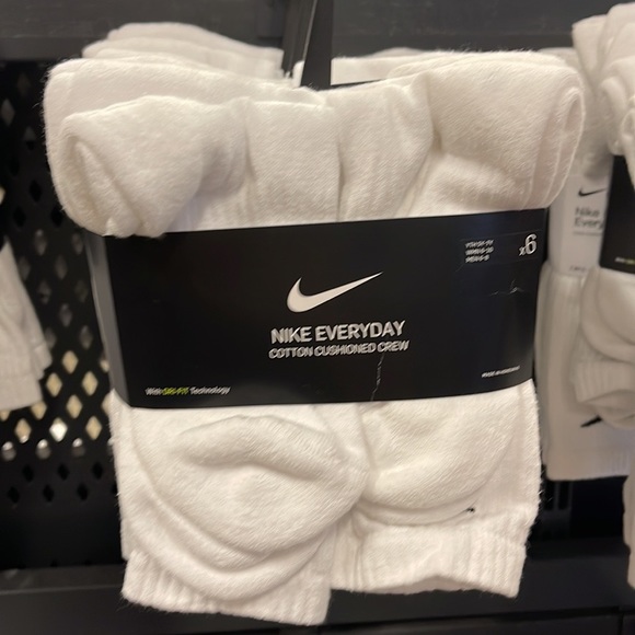 NIKE 
Training Crew Socks (6 Pairs)
Nike Everyday Cushioned - Picture 13 of 16